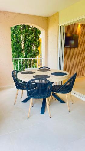 Bain De Soleil refait à neuf, bord de plage et piscine, proche de Saint Tropez Bain De Soleil refait à neuf, bord de plage et piscine, proche de Saint Tropez