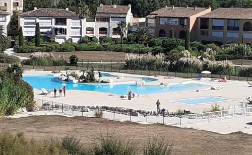 Bain De Soleil refait à neuf, bord de plage et piscine, proche de Saint Tropez Bain De Soleil refait à neuf, bord de plage et piscine, proche de Saint Tropez