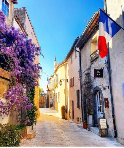 Bain De Soleil refait à neuf, bord de plage et piscine, proche de Saint Tropez Bain De Soleil refait à neuf, bord de plage et piscine, proche de Saint Tropez