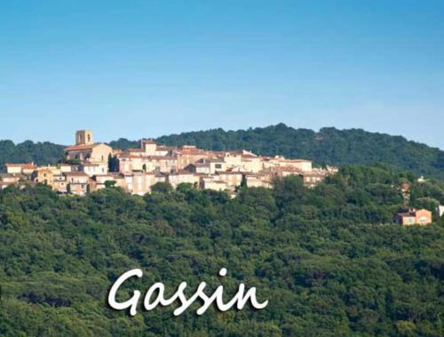 Bain De Soleil refait à neuf, bord de plage et piscine, proche de Saint Tropez Bain De Soleil refait à neuf, bord de plage et piscine, proche de Saint Tropez