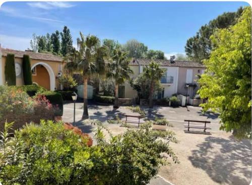 Bain De Soleil refait à neuf, bord de plage et piscine, proche de Saint Tropez Bain De Soleil refait à neuf, bord de plage et piscine, proche de Saint Tropez