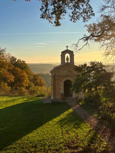 Chateau Montagne "Terre de Sienne" in Saint-Philippe-d'Aiguille