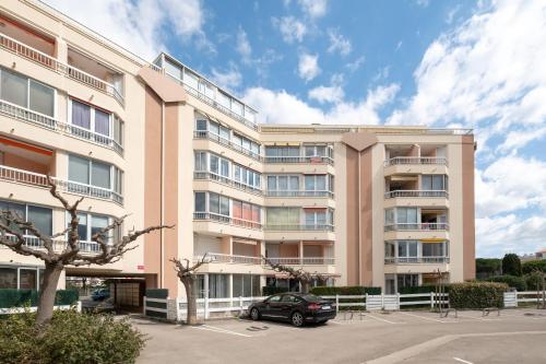 Deluxe One-Bedroom Apartment room in AS25421-P2 à 2 pas de la plage avec parking privé