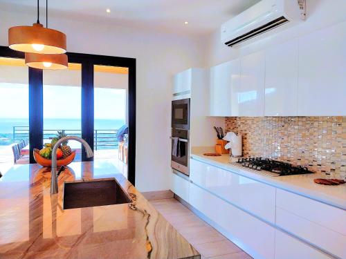 廚房, Casa de Iluminacion - Gorgeous 5-BR oceanview Villa with private infinity Pool in 布拉希利托