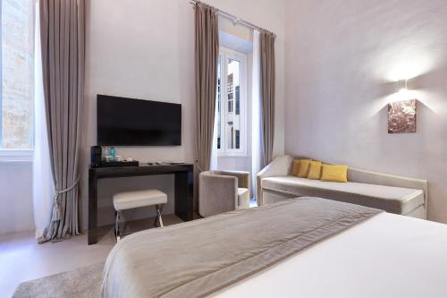 1 king bed, 1 twin bed