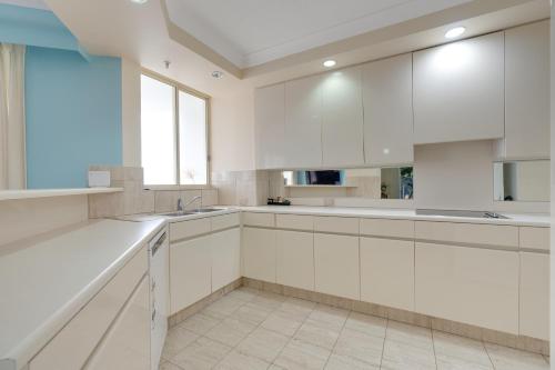 Stylish 1BR Beachside Escape - Heart of Gold Coast in 主海灘