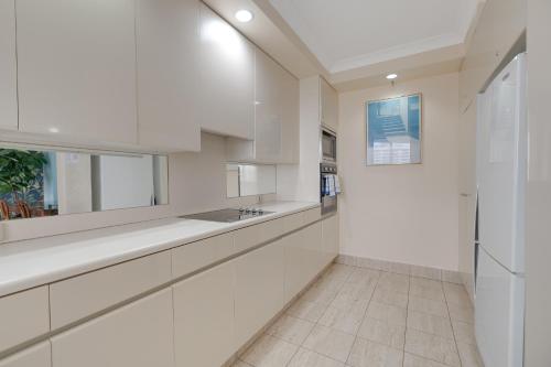 Stylish 1BR Beachside Escape - Heart of Gold Coast in 主海灘