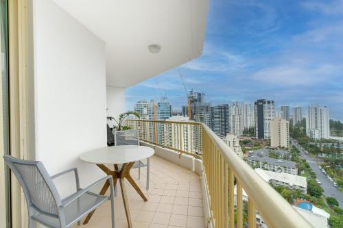 Stylish 1BR Beachside Escape - Heart of Gold Coast in 主海灘