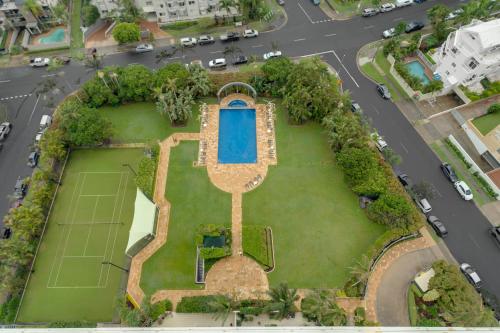 泳池, Stylish 1BR Beachside Escape - Heart of Gold Coast in 主海灘