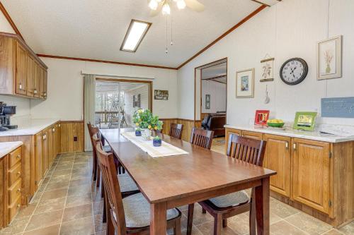 Less Than 1 Mi to Greers Ferry Lake Dog-Friendly Home! in Fairfield Bay (AR)