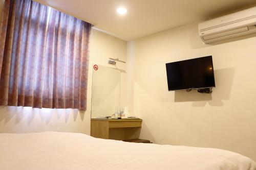 Queen Room image 8