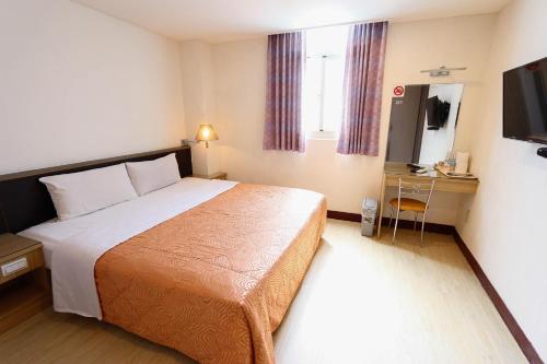 Queen Room image 7