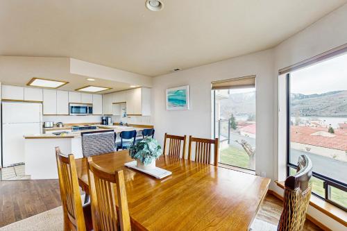 Lake Chelan Shores: Lakeside Luxury #19-5