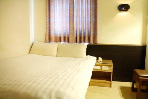 Standard Double Room image 6