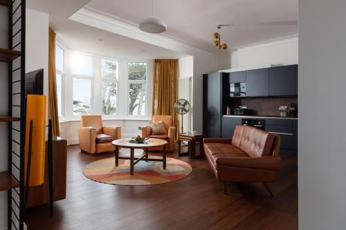 Chelsea House - image 5