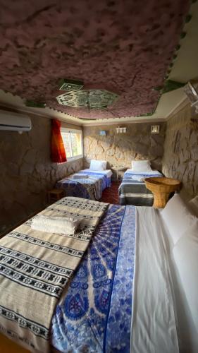 1 double bed, 2 twin beds
