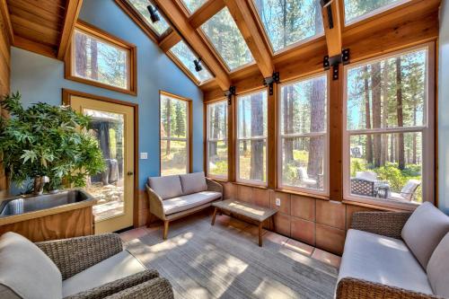 Létesítmények, Family Hiker’s Haven: Forested 3BR Pets in Tahoe Valley