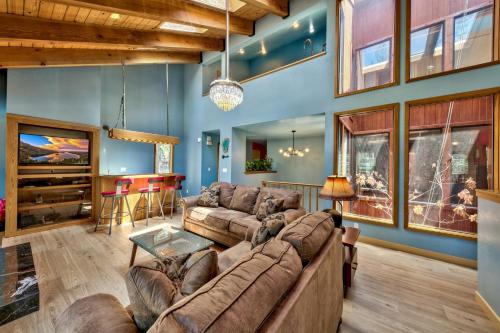 Family Hiker’s Haven: Forested 3BR Pets