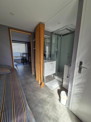 Kamar Mandi, Les Gîtes d'Herquetot -"Le Studio" (Les Gites d'Herquetot -"Le Studio") in Vasteville