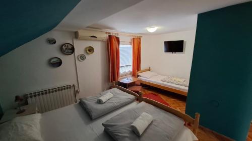 1 king bed, 1 twin bed