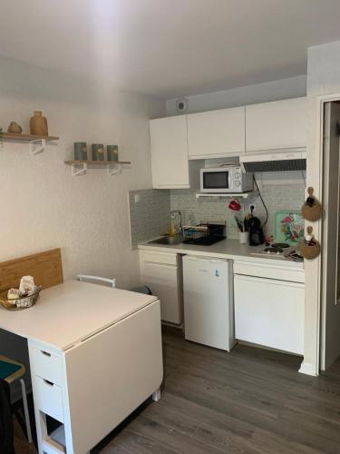 Konyha, Studio calme 4 personnes 400 m de la plage sur la presqu'île de St mandrier proche toulon (Studio calme 4 personnes 400 m de la plage sur la presqu'ile de St mandrier proche toulon) in Saint Mandrier Sur Mer