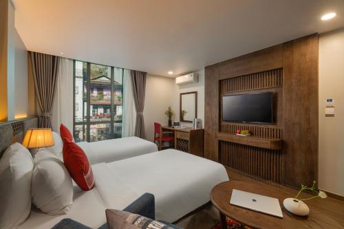 Deluxe Twin City View