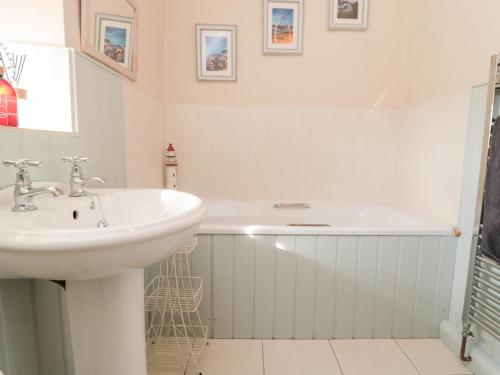 Chapel Cottage Scarborough - image 4