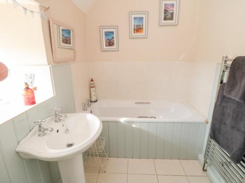 Chapel Cottage Scarborough - image 12