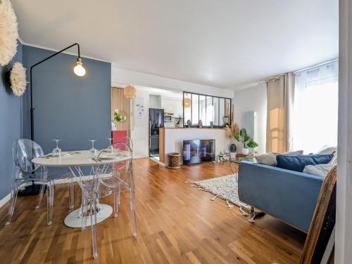 Kitchen, Chic and comfortable aparts with parking near Curry House