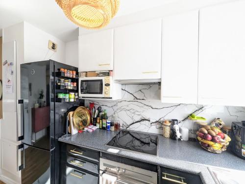 Kitchen, Chic and comfortable aparts with parking near Curry House