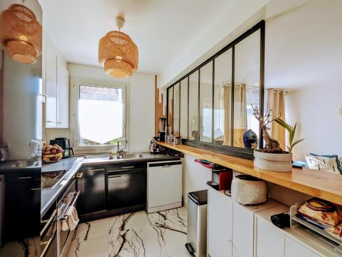 Kitchen, Chic and comfortable aparts with parking near Curry House
