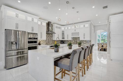 Luxurious Estate 8BR w Heated POOL & GAMEROOM - 24 Guests in Davie, USA