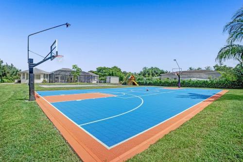 Luxurious Estate 8BR w Heated POOL & GAMEROOM - 24 Guests in Davie, USA