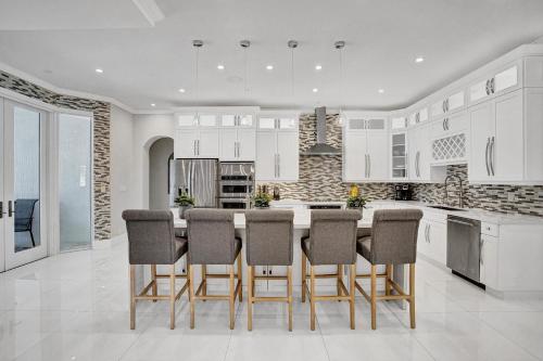 Luxurious Estate 8BR w Heated POOL & GAMEROOM - 24 Guests in Davie, USA