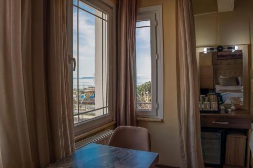 Family Room with Side Sea View image 2