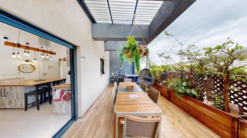Udsigt, The Galilee Flame duplex in Shlomi