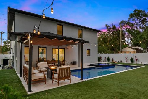 NEW-Luxury Tampa Home with Pool, Jacuzzi & Amenities in Tampa, USA