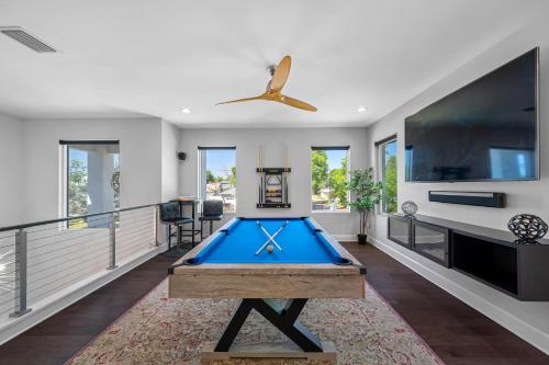 NEW-Luxury Tampa Home with Pool, Jacuzzi & Amenities in Tampa, USA