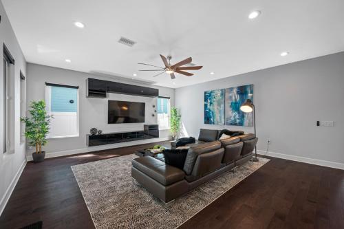 NEW-Luxury Tampa Home with Pool, Jacuzzi & Amenities in Tampa, USA