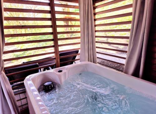 Hot tub, B&B Colle di Terria Country House in Contigliano
