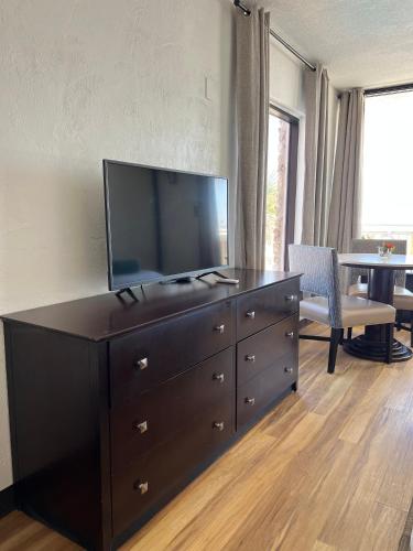 King Room with Kitchenette room in Flamingo Inn Beachfront - Daytona Beach