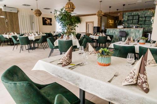 餐厅, Villa Potôň 2023 (Villa Poton 2023) in 奥雷奇奥瓦博顿