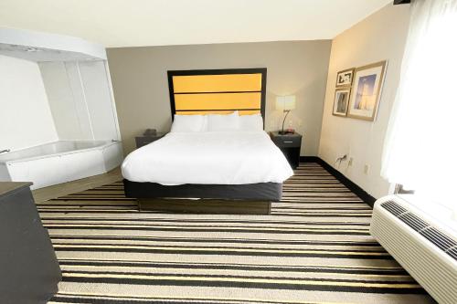 La Quinta Inn & Suites by Wyndham Jackson North - image 6