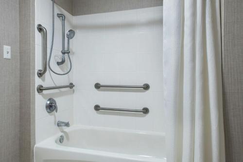 One-Bedroom King Suite with Sofa Bed - Mobility and Hearing Accessible with Tub