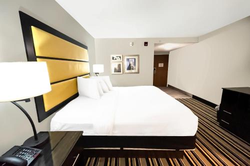La Quinta Inn & Suites by Wyndham Jackson North - image 7