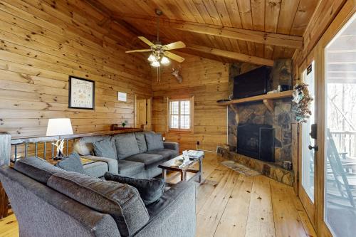 Moonshine Hollow Cabin in Sugar Creek, USA