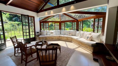 Casa 02 Vale Boa Vista - Casa em Condomínio Exclusivo com Vista para as Montanhas e Área de Lazer Completa