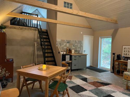 Facilities, Stallet in Svarte