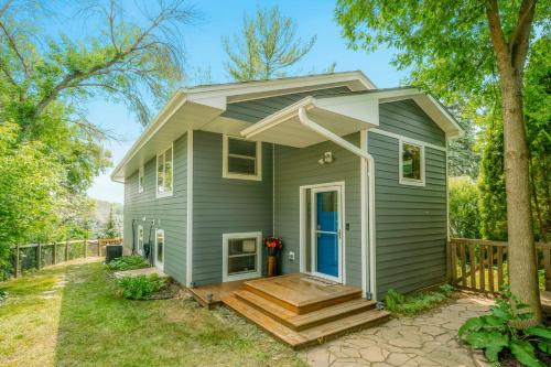 Koselig Cottage on Medicine Lake, Minneapolis