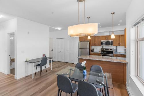 Luxury Lake View Condo in West Kelowna, 5 Star Resort with Pool, Hot Tub and Gym